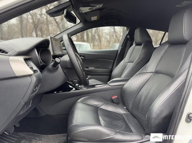 Toyota C-HR 44 interauto-car