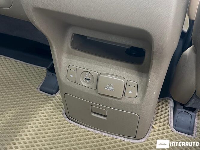 Kia Carnival 57 interauto-car