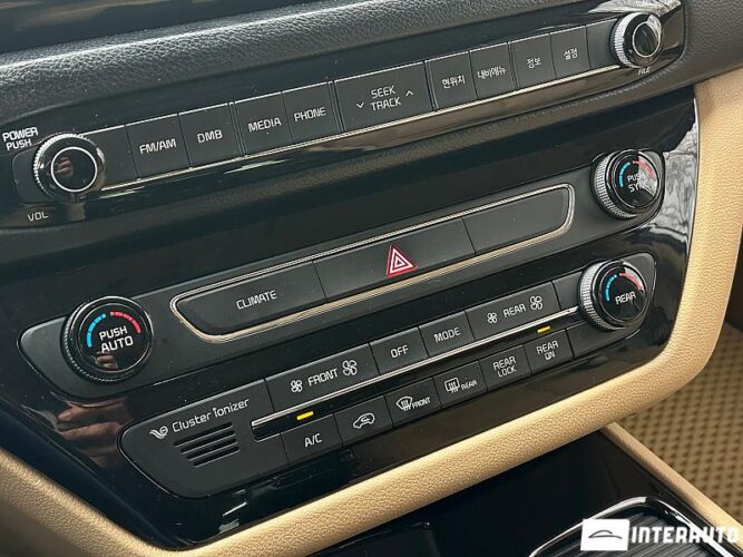 Kia Carnival 52 interauto-car