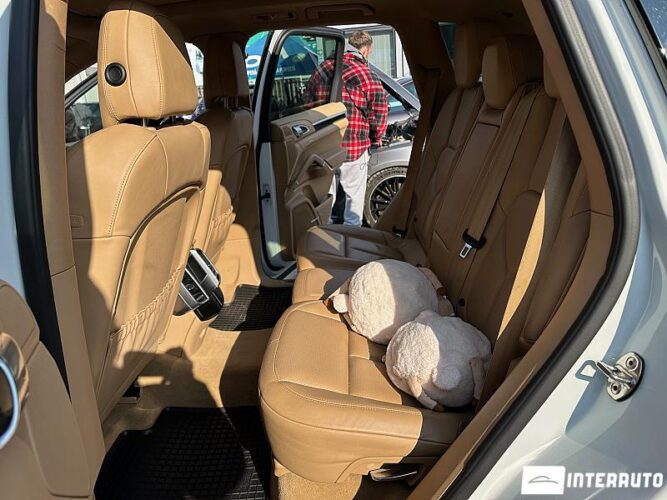 Porsche Cayenne S Hybrid 49 interauto-car