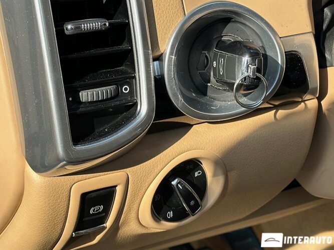 Porsche Cayenne S Hybrid 45 interauto-car