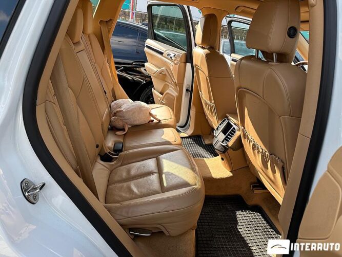 Porsche Cayenne S Hybrid 48 interauto-car