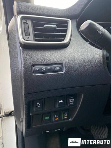 Nissan X-Trail 48 interauto-car