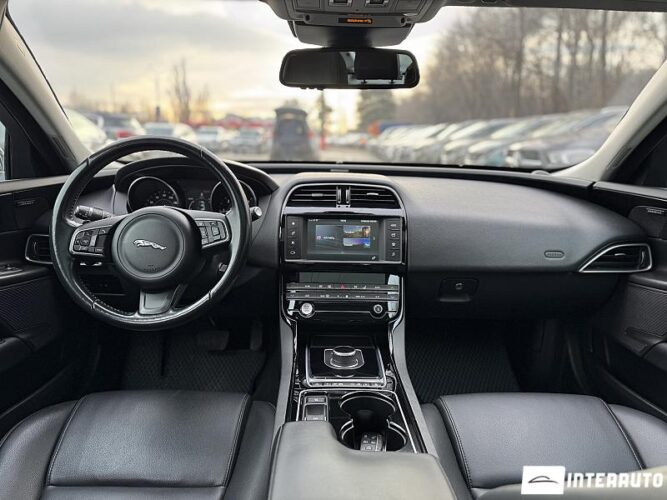 Jaguar XE 45 interauto-car