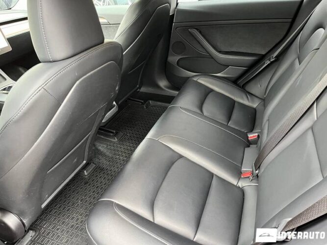 Tesla Model 3 38 interauto-car