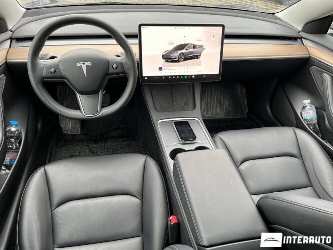 Tesla Model 3 36 interauto-car