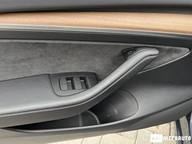 Tesla Model 3 35 interauto-car