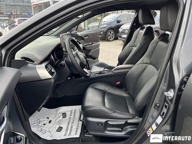 Toyota C-HR 38 interauto-car