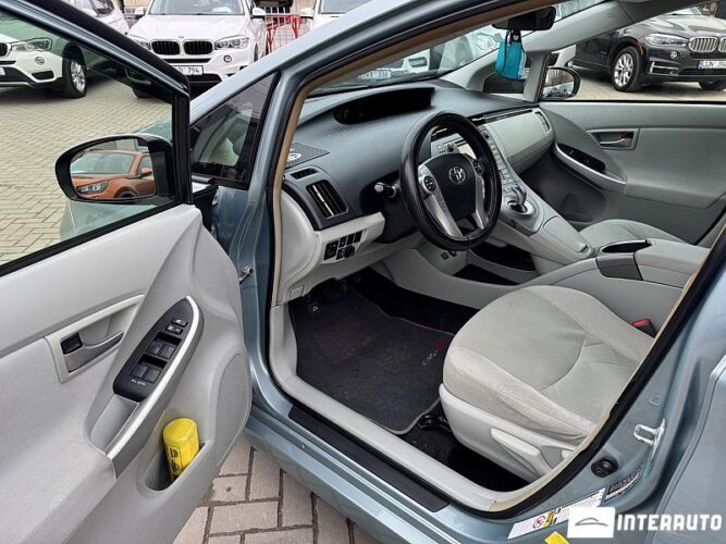 Toyota Prius 44 interauto-car