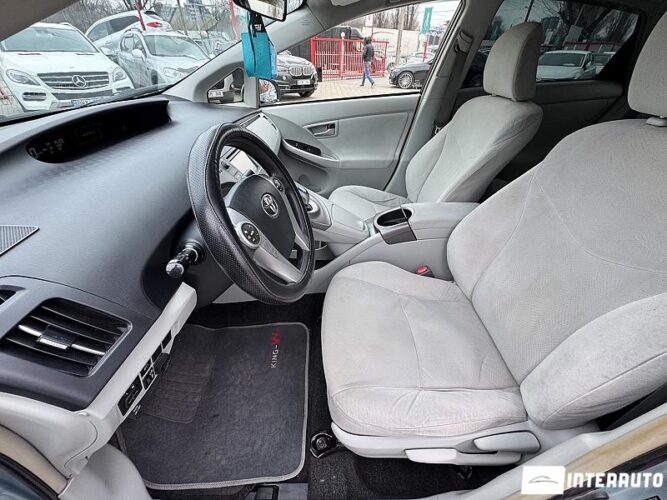 Toyota Prius 45 interauto-car