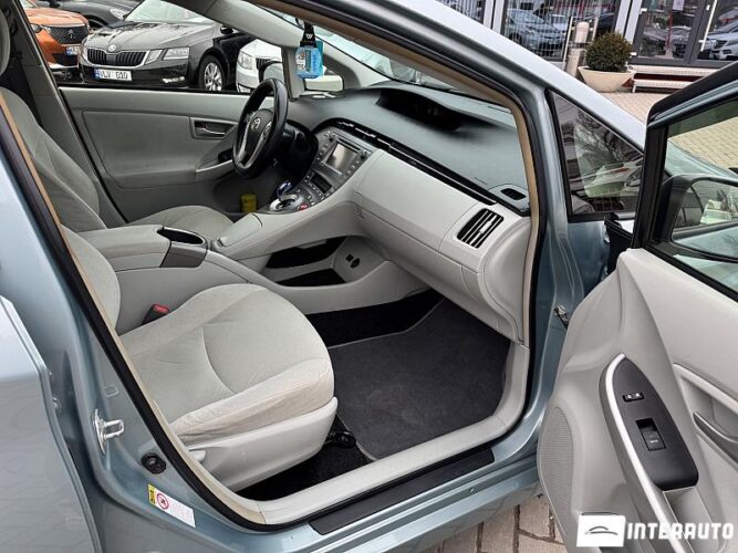 Toyota Prius 53 interauto-car