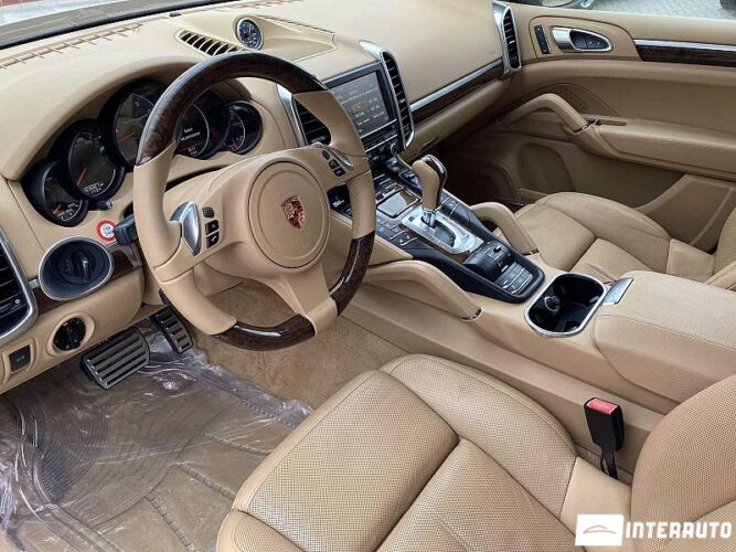 Porsche Cayenne S Hybrid 42 interauto-car