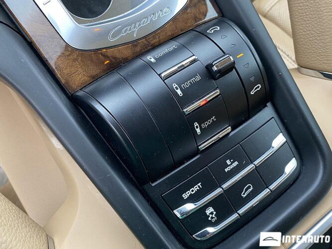 Porsche Cayenne S Hybrid 49 interauto-car