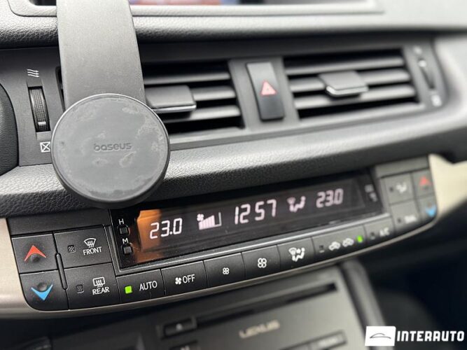 Lexus CT 200h 43 interauto-car