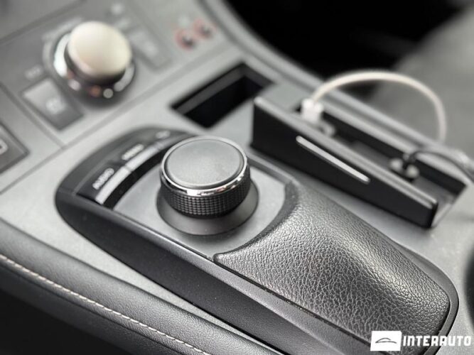 Lexus CT 200h 45 interauto-car