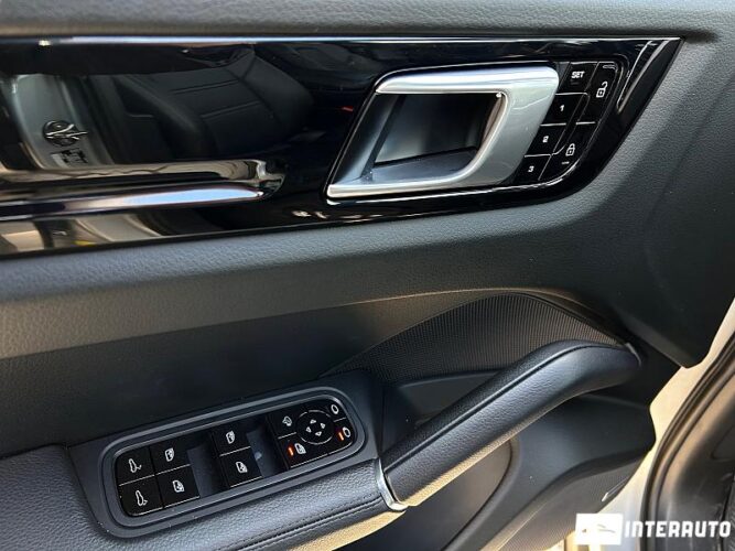 Porsche Cayenne 40 interauto-car