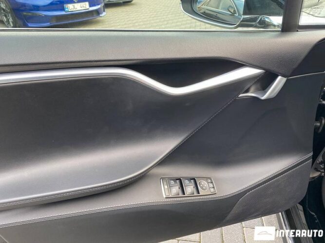 Tesla Model S 31 interauto-car