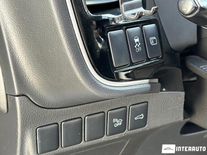 Mitsubishi Outlander 44 interauto-car