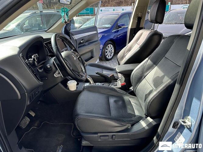 Mitsubishi Outlander 36 interauto-car