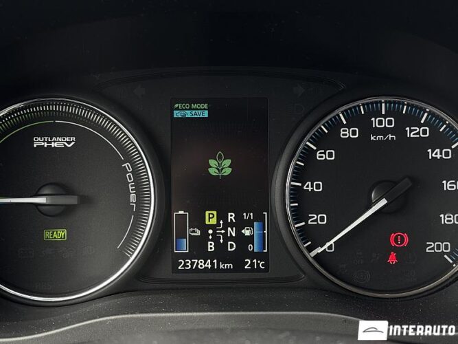 Mitsubishi Outlander 44 interauto-car