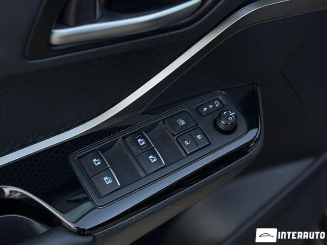 Toyota C-HR 37 interauto-car