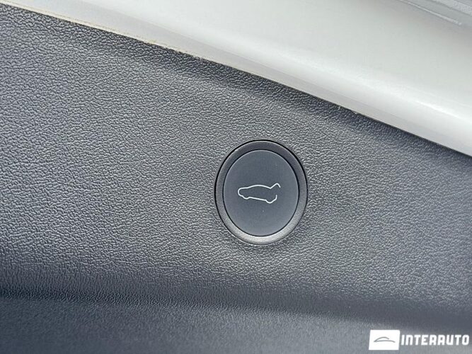 Tesla Model 3 41 interauto-car