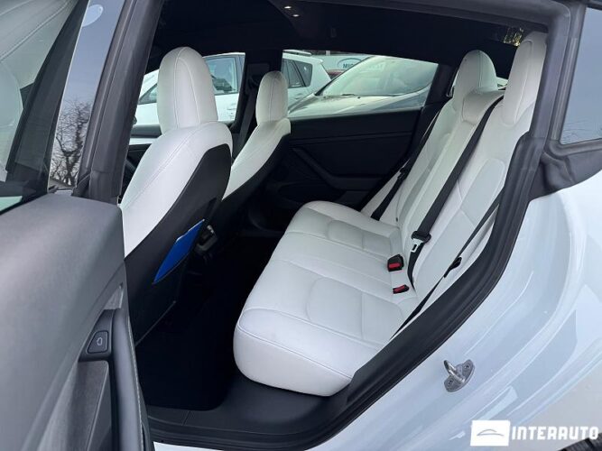 Tesla Model 3 34 interauto-car