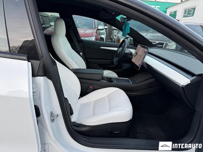 Tesla Model 3 33 interauto-car