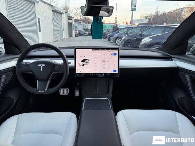 Tesla Model 3 36 interauto-car