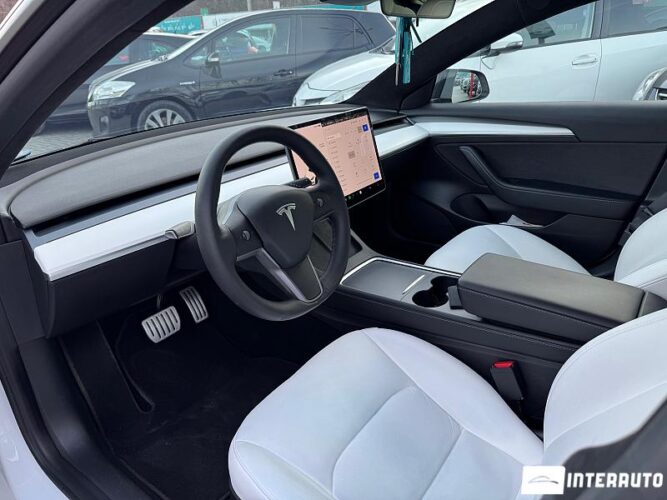 Tesla Model 3 32 interauto-car