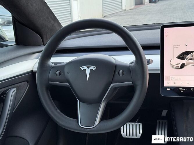 Tesla Model 3 37 interauto-car