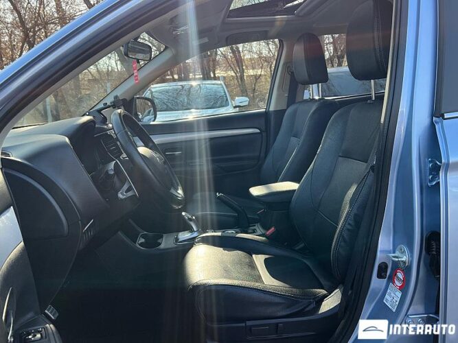 Mitsubishi Outlander 38 interauto-car