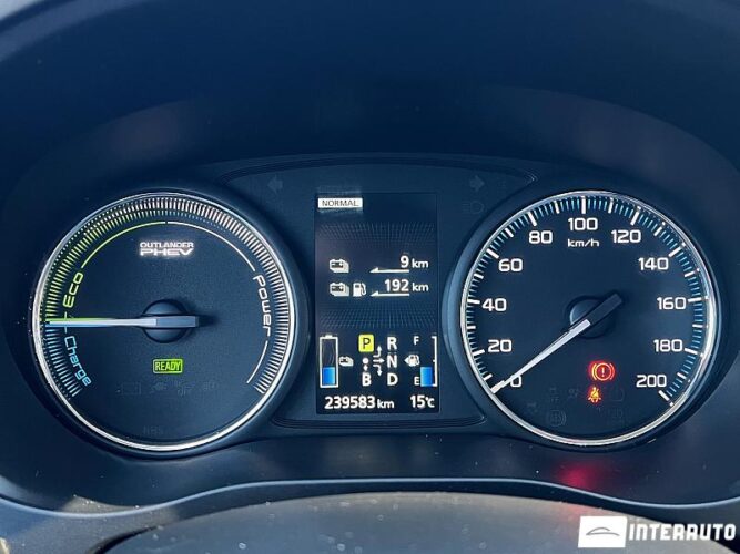 Mitsubishi Outlander 43 interauto-car