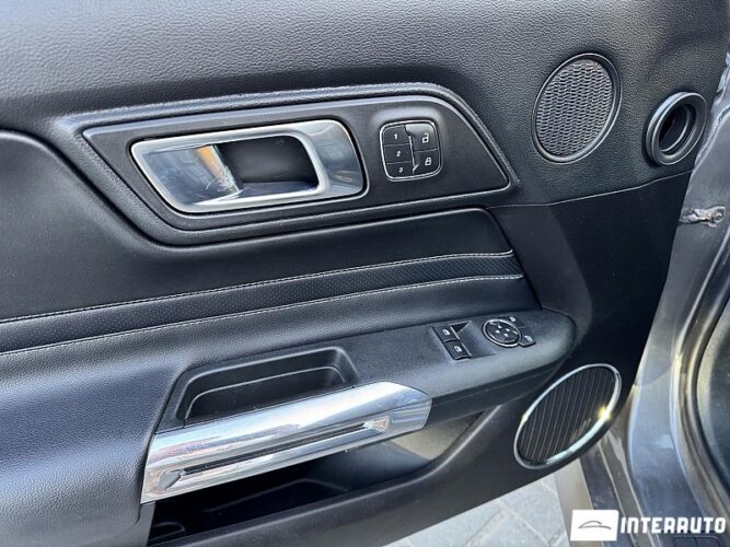 Ford Mustang 44 interauto-car