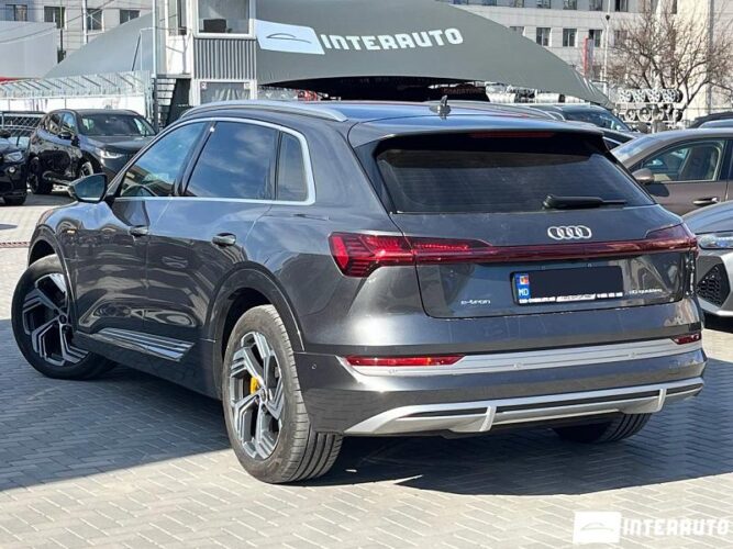 Audi E-tron 30 interauto-car