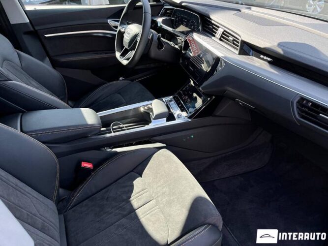 Audi E-tron 32 interauto-car