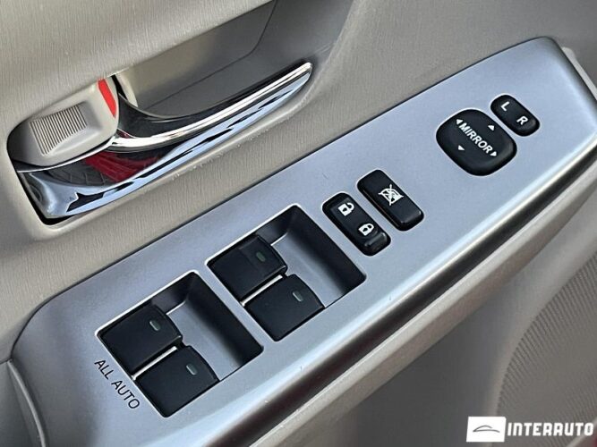 Toyota Prius Plus / V 50 interauto-car