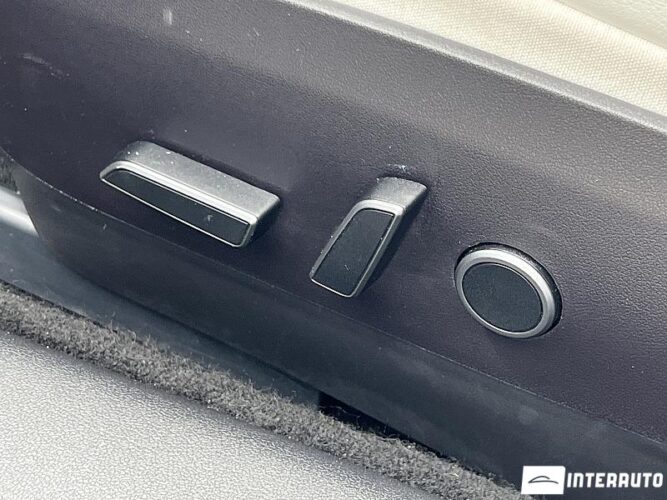 Tesla Model 3 47 interauto-car