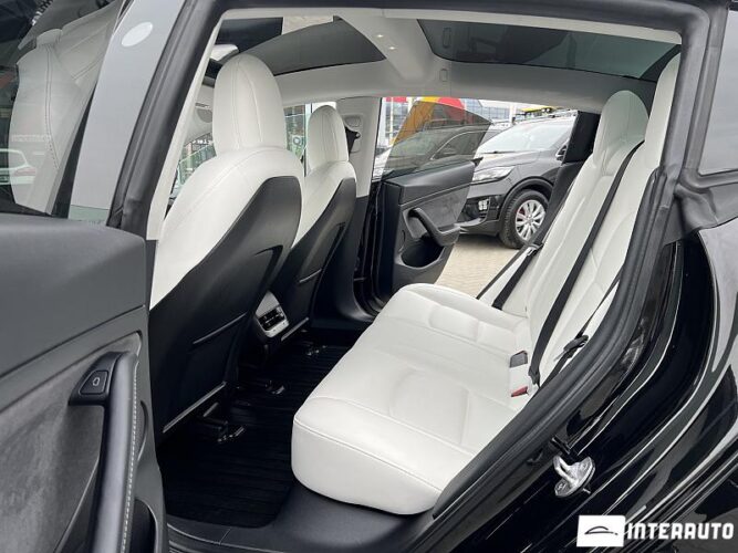 Tesla Model 3 42 interauto-car