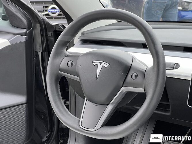 Tesla Model 3 37 interauto-car