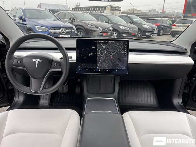 Tesla Model 3 36 interauto-car