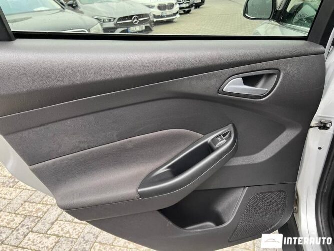 Ford Focus 41 interauto-car