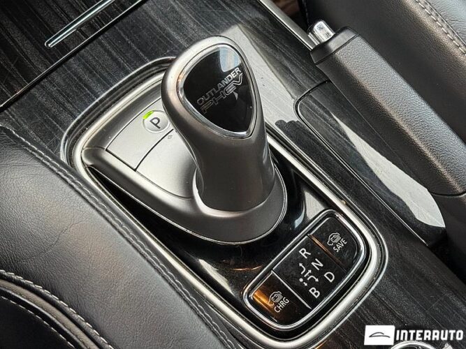 Mitsubishi Outlander 48 interauto-car