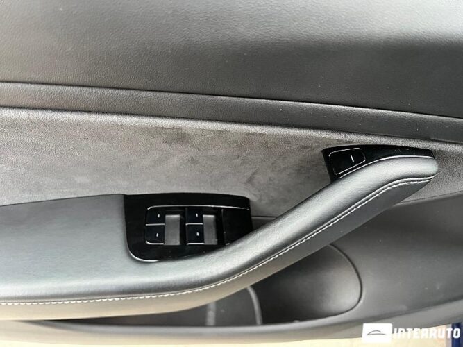 Tesla Model 3 32 interauto-car