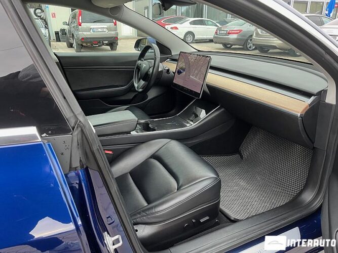 Tesla Model 3 38 interauto-car