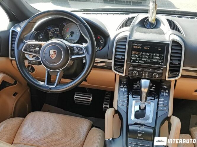 Porsche Cayenne S Hybrid 43 interauto-car
