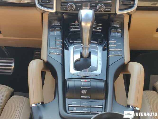 Porsche Cayenne S Hybrid 47 interauto-car