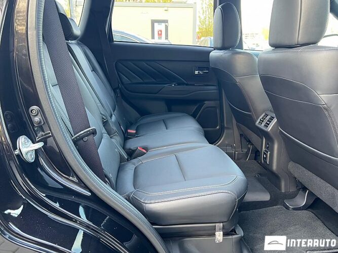 Mitsubishi Outlander 51 interauto-car