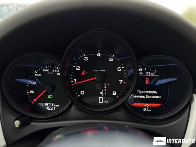 Porsche Macan 45 interauto-car