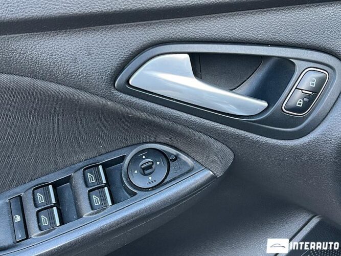 Ford Focus 33 interauto-car